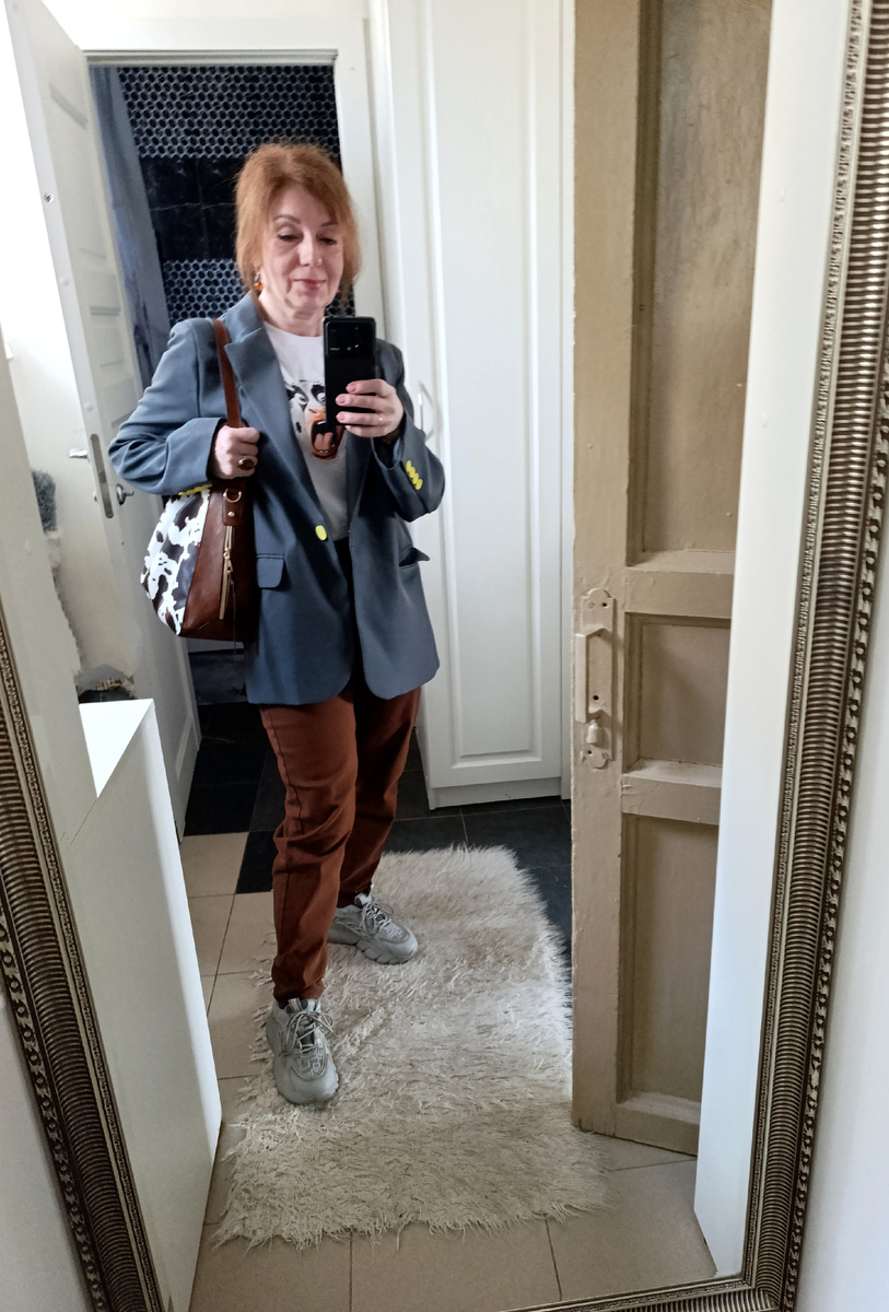 Фото автора, дома, перед выходом. 