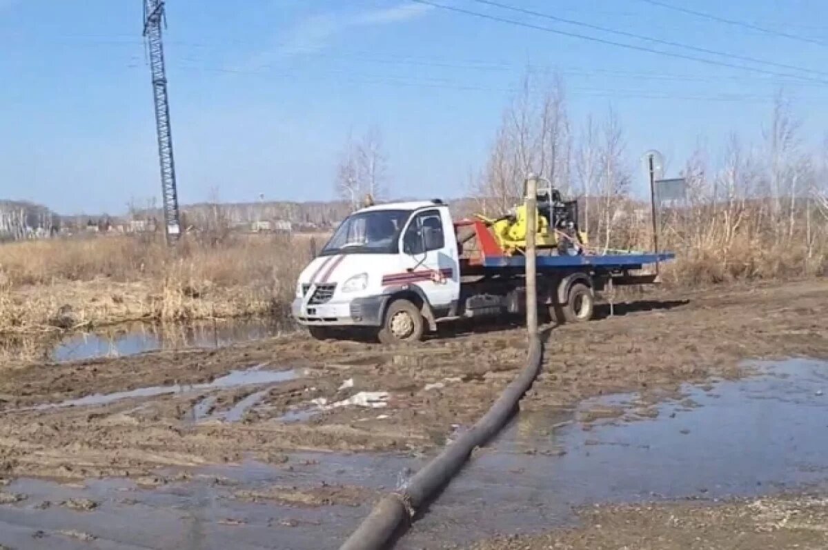    В Омске уровень воды в затопленном Осташково стал снижаться