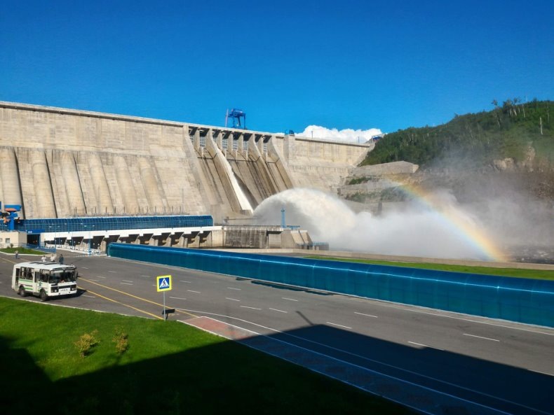 Холостой сброс воды на плотине Бурейской ГЭС