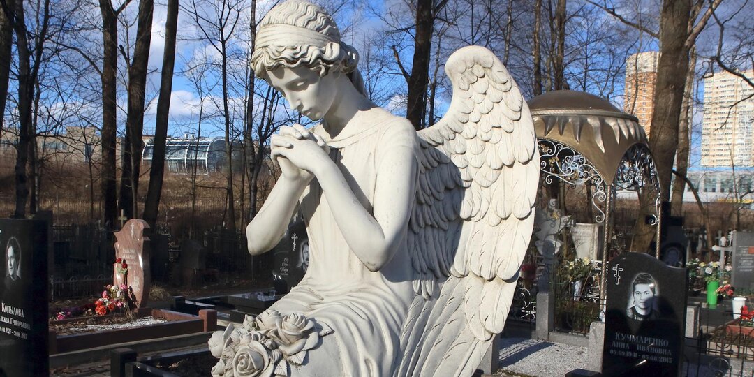 Кладбище на Пасху и не только: когда посещать, как правильно поминать и чего не делать?