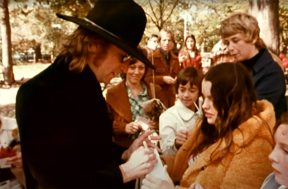 В клипе на композицию Mind Games Джон Леннон гуляет в роскошной шляпе с пером по Центральному парку Нью-Йорка и общается с юными поклонниками.