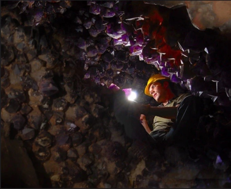 Шахта Анахи. Боливия — единственное месторождение на Земле, где ведётся крупномасштабная добыча природных аметринов.