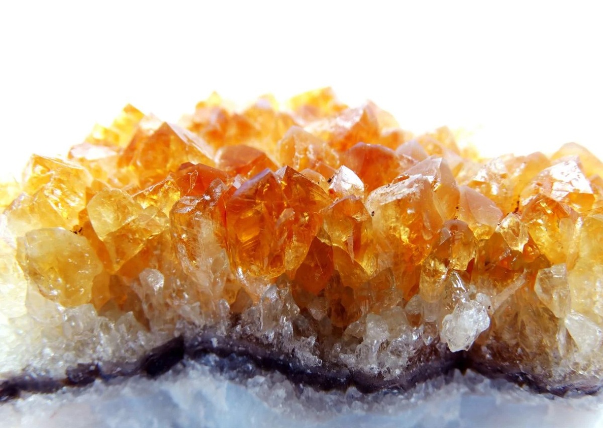 Цитрин. Цвет не природный. Скорее всего, гретый аметист либо облучённый бледный природный цитрин