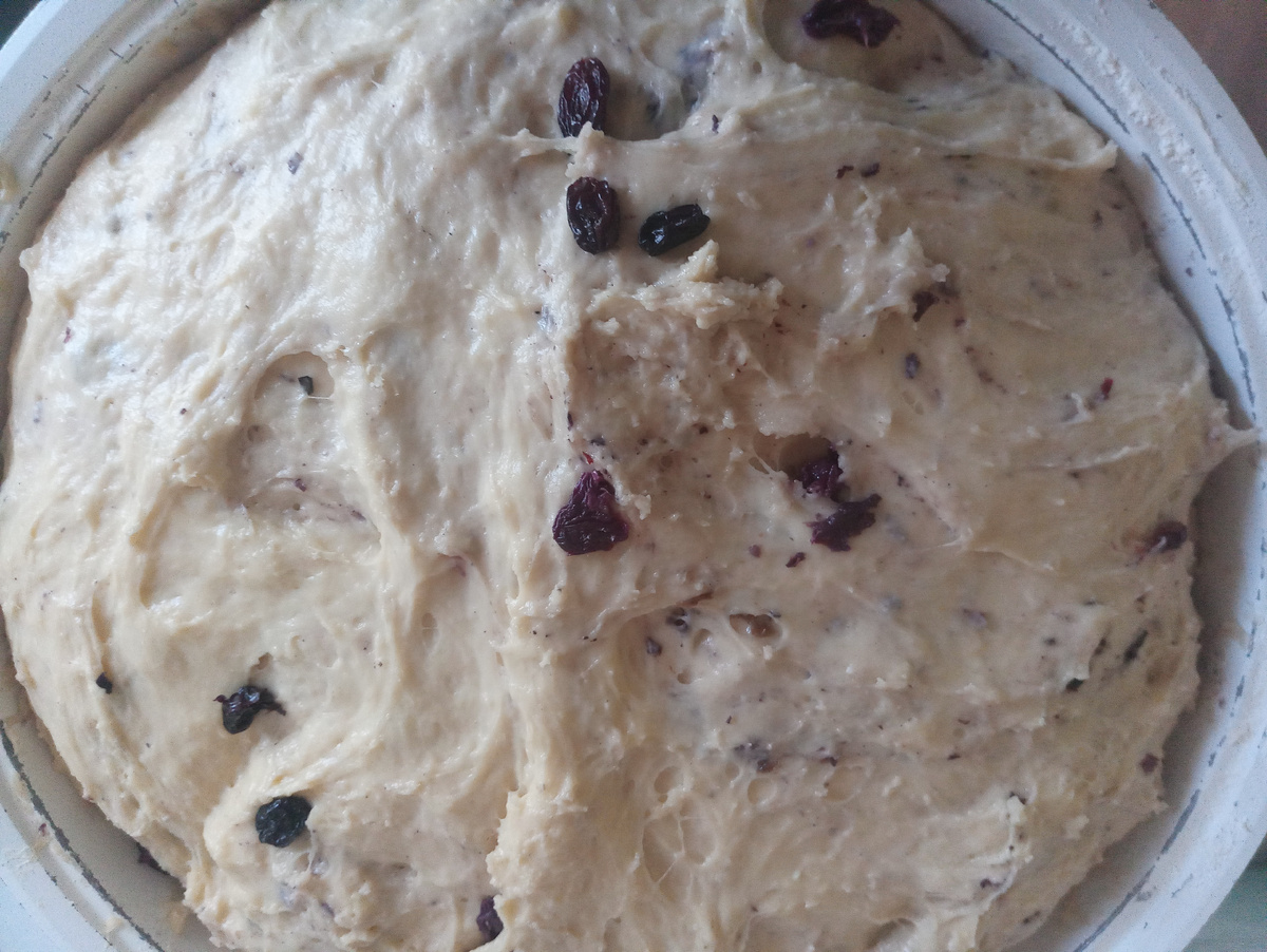 Поднялось тесто на один раз,в мультиварку отвесила один килограмм, поставила на режим хлеб,таймер времени три часа, один час будет растойка,потом 1 час выпечка с одной стороны,потом перевернуть,и один час с другой стороны,но так как кулич весит только пятьсот грамм но в мультиварке самый раз если смотреть по хлебу сделала один килограмм теста,поставила пять булочек на растойку,тесто еще осталось должно минимум подняться ещё два раза,надеюсь за это время у меня успеется испечь первый заход Пасхи 