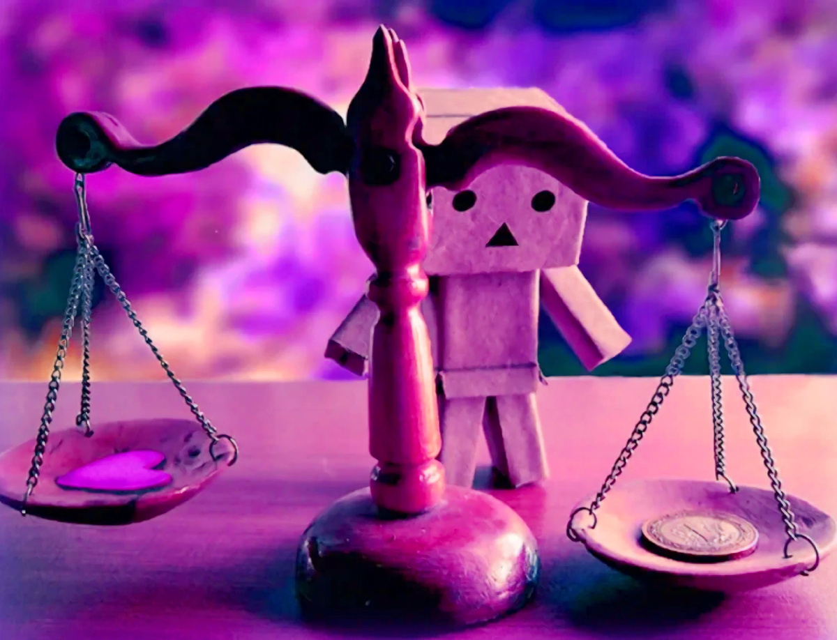 Имена святых в основном происходят из еврейской, римской и греческой культур, а оттуда и пришли к нам имена, воспевающие материальные ценности