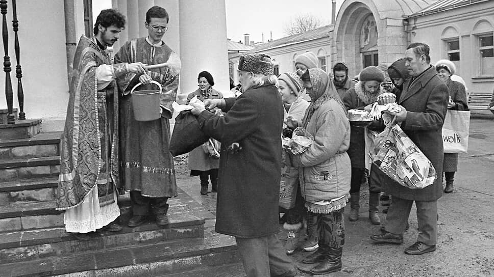 Освящение пасхальных куличей у Покровского храма в Воронеже. 1996 год.📷Фото: Андрей Архипов / Коммерсантъ