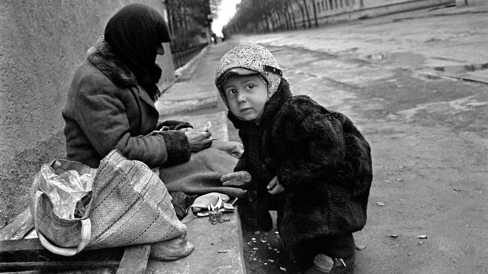 Нищие в Пасхальное воскресенье по дороге к Покровскому храму Воронежа. Апрель 1996 года.📷Фото: Андрей Архипов / Коммерсантъ