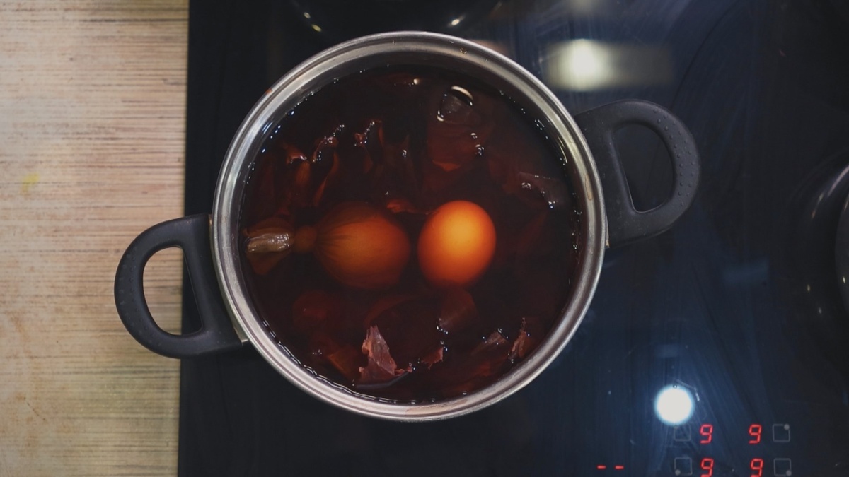 Цвет также имеет свою трактовку: чаще всего яйца на Пасху окрашивают в красный цвет, что символизирует кровь и страдания Христа