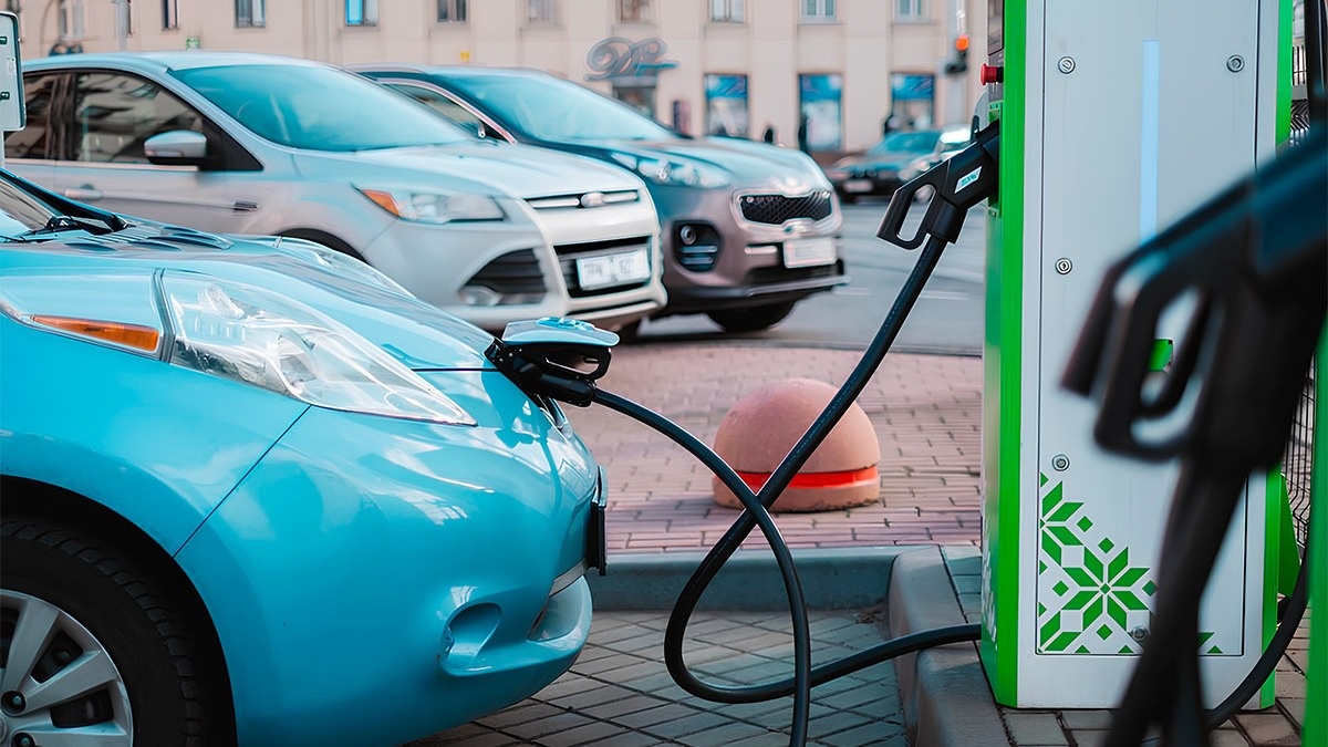 Зарядное устройство и электромобиль Nissan Leaf