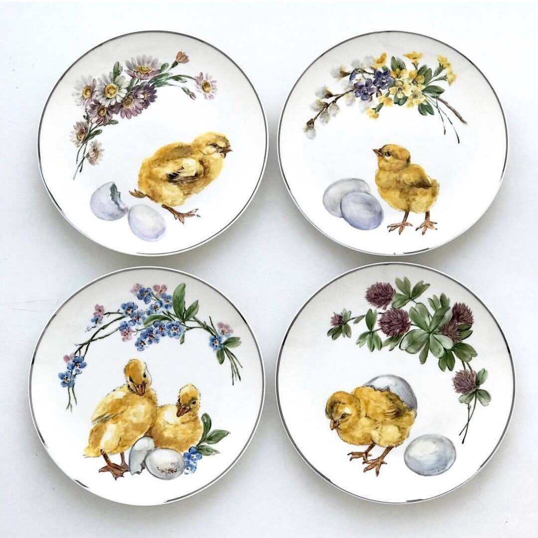 Четыре тарелки по мотивам антикварных открыток, цыплята с весенними букетиками 
