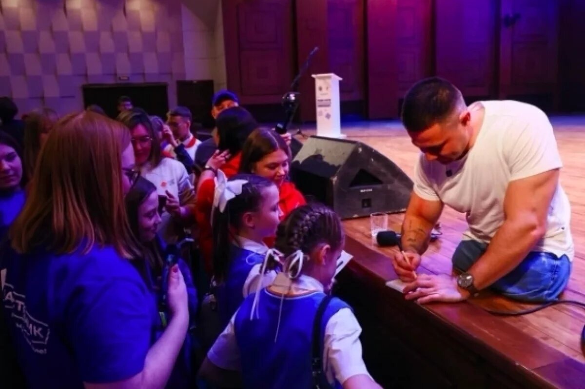    Школьники выстроили в очередь за автографом блогера Набиева в Новосибирске