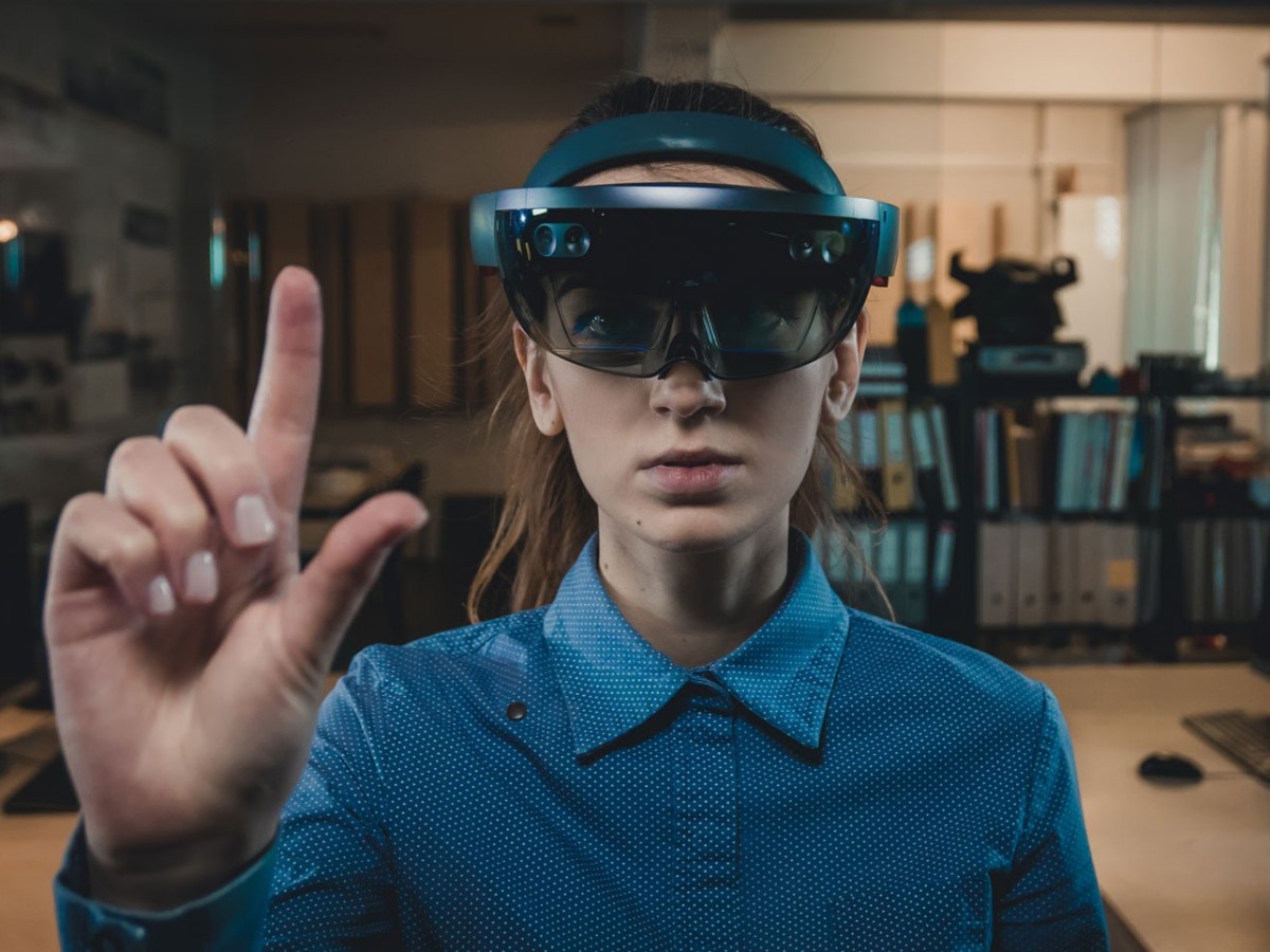    Новые ИИ-очки помогают незрячим ориентироваться в пространстве