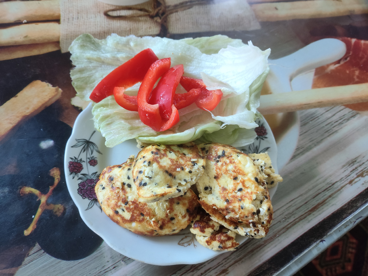 Завтрак. Сырники без муки с кунжутом.