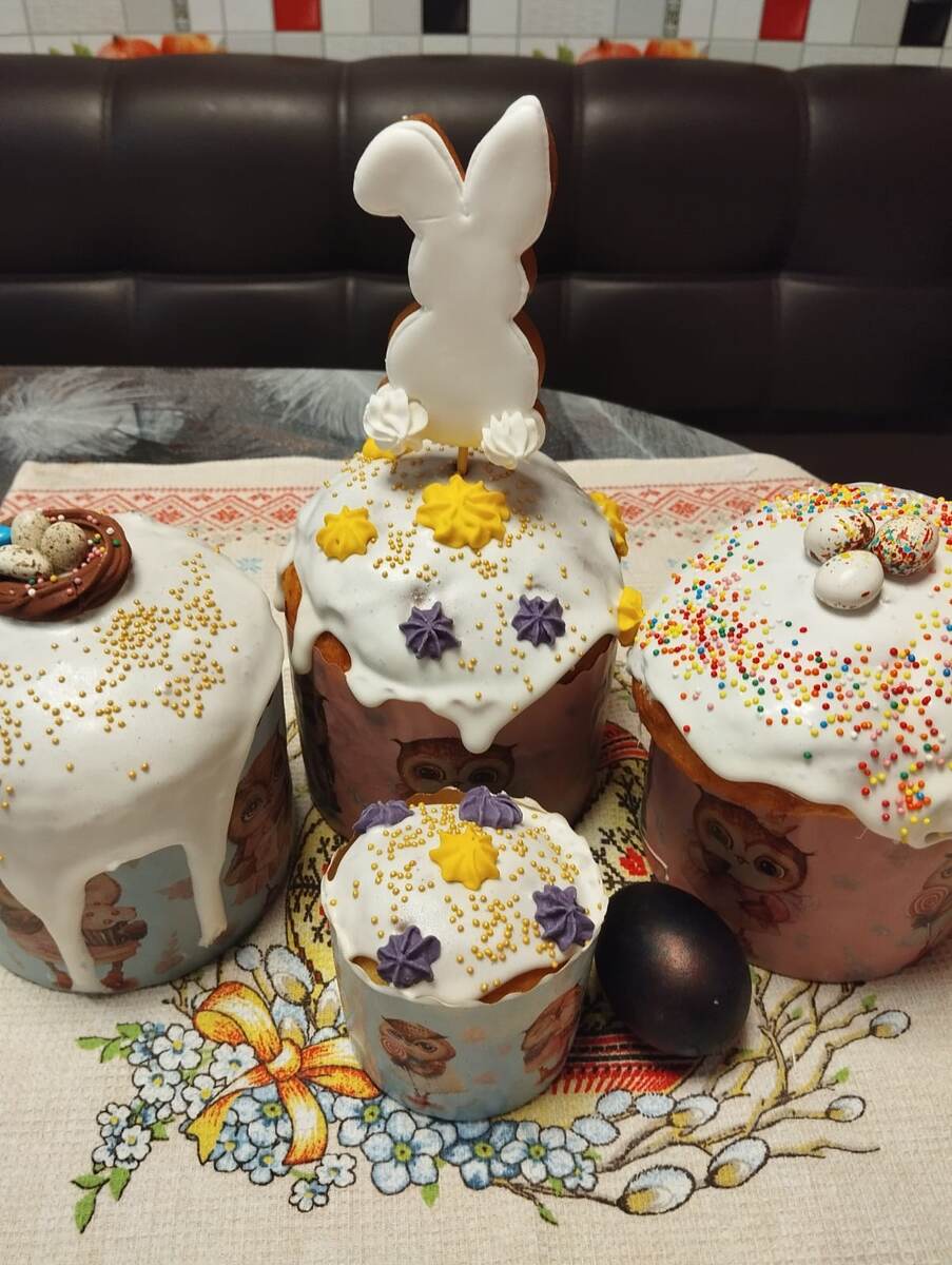 Куличики младшей сестренки, мои еще подходят. Мы все три сестры печем сами, потом фотками обмениваемся. 🤗