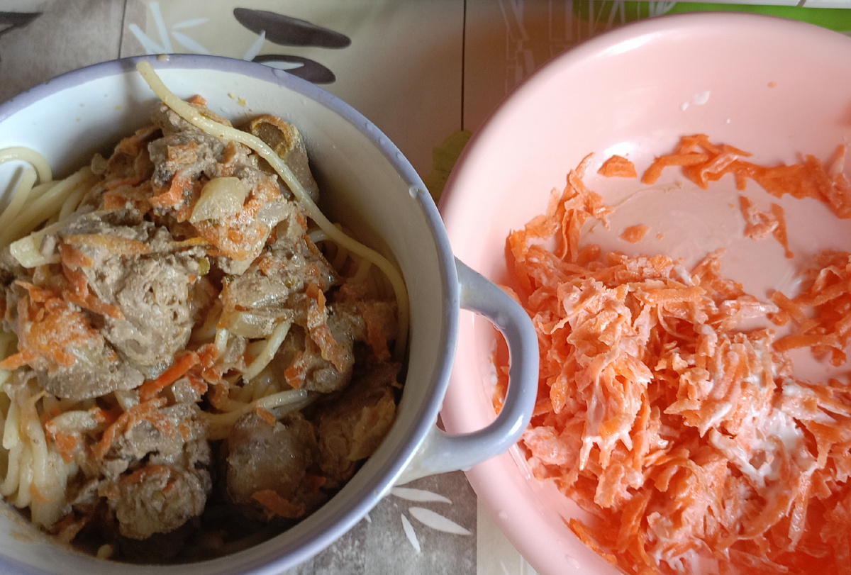 Ужин спагетти с тушëной печенью и морковь с чесноком и сметаной. 