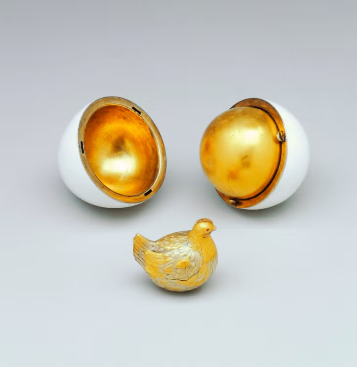 "Яйцо с курицей", Фаберже, 1885 год. Эмаль, золото, рубины, бриллианты