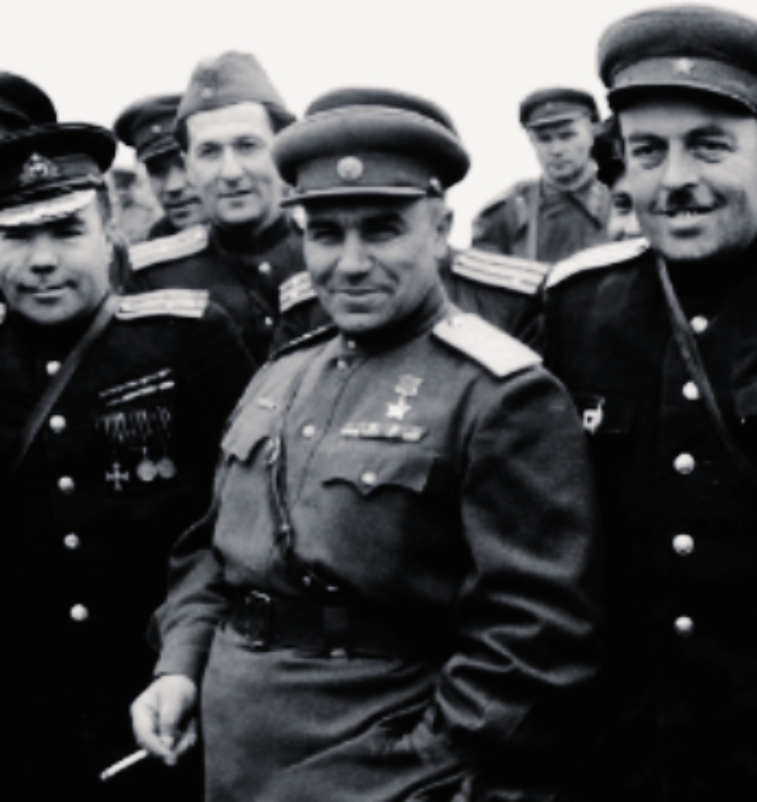 Генерал Берзарин с группой советских офицеров в Берлине.