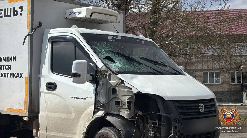    Грузовик насмерть сбил пешехода в Бийске. Источник: Кадр из видео