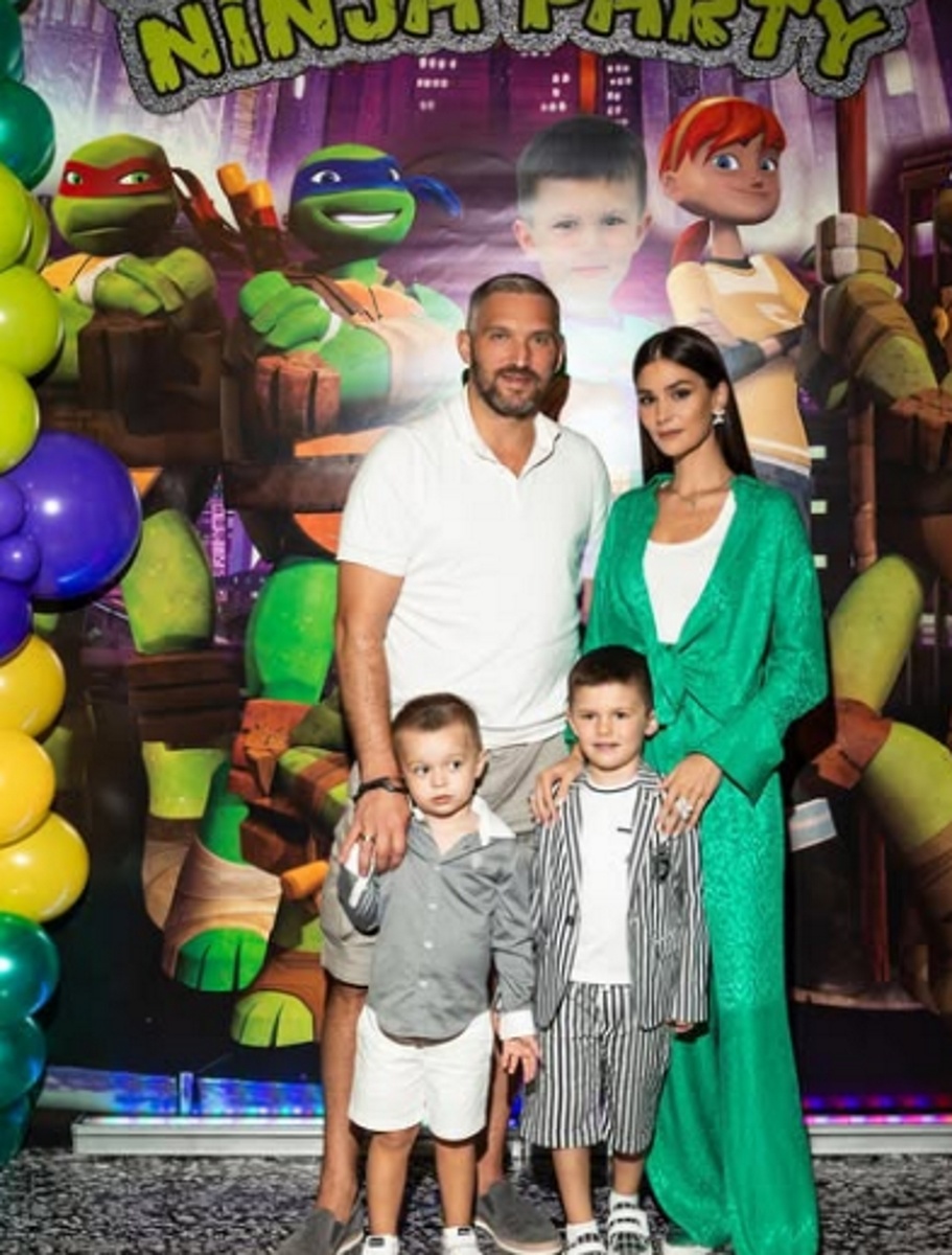 Александр Овечкин с Анастасией Шубской и сыновьями Сергеем и Ильей. Фото: соцсети