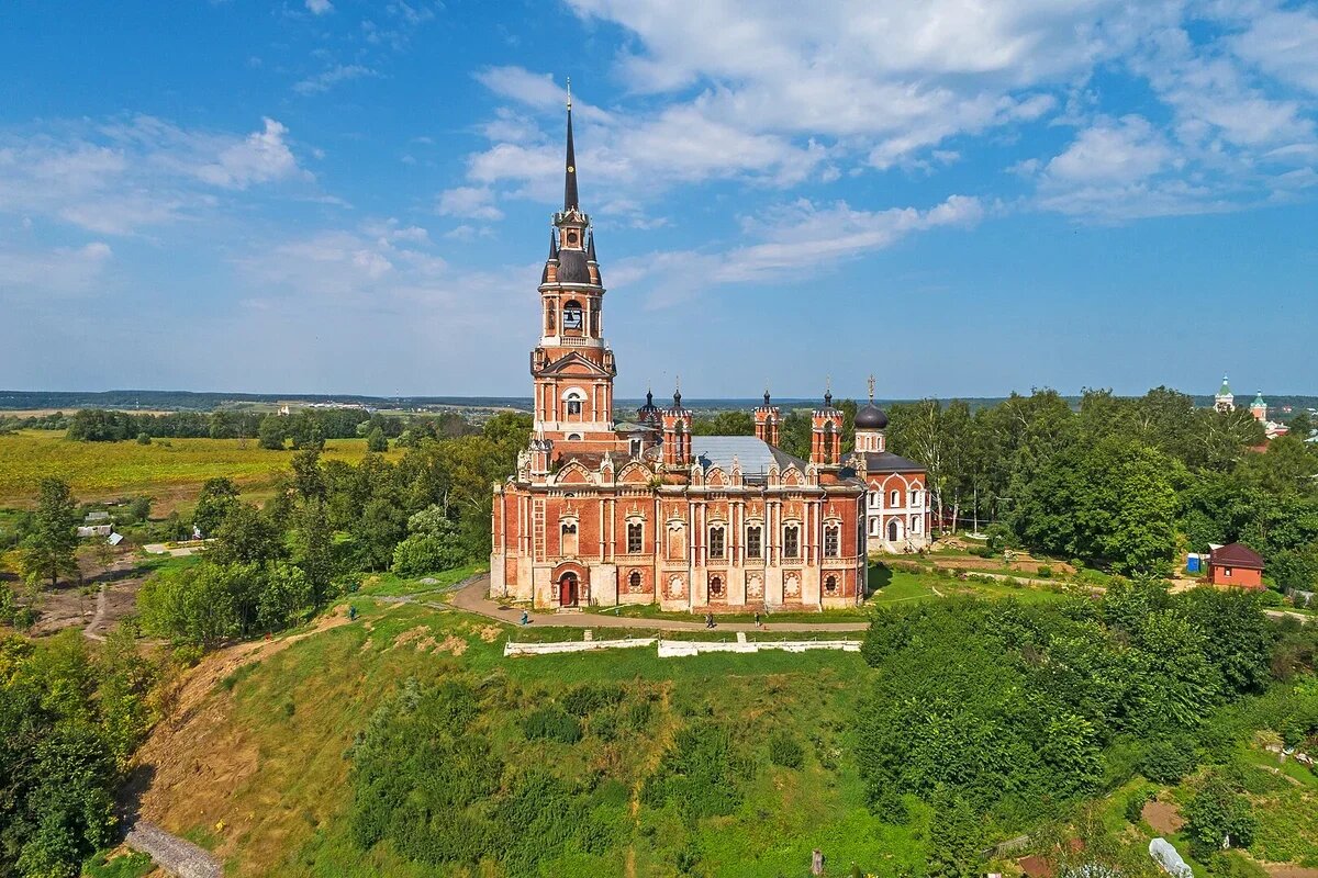    Собор Можайского кремля в псевдоготическом стиле. С колокольни открывается замечательный вид. Фото: Ludvig14, CC BY-SA 4.0, Wikimedia Commons