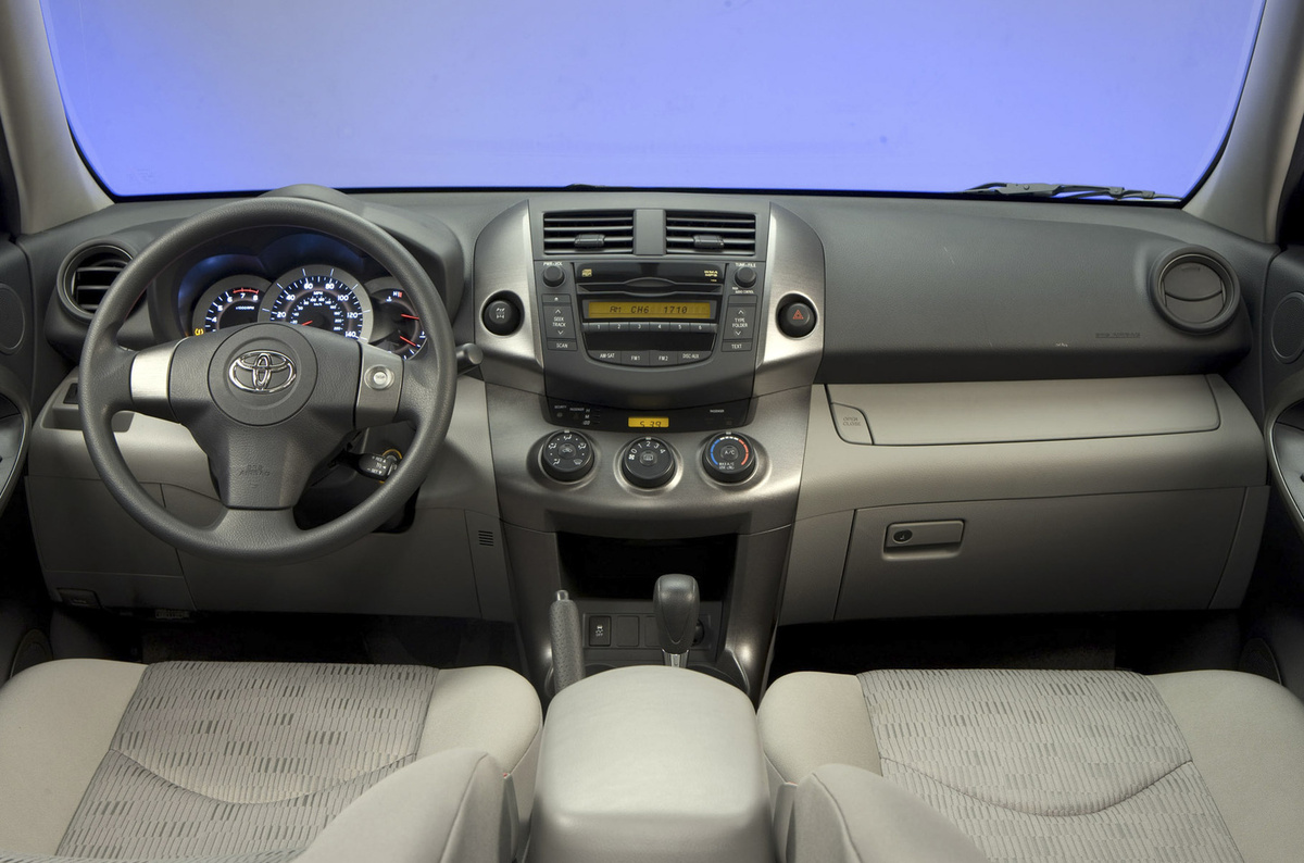    У кроссовера есть как плюсы, так и минусы. К первым наши американские коллеги относят опциональный двигатель V6 2GR-FE объёмом 3,5 литра (273 л.с.), который в условиях отечественного налогового законодательства превращается в обременение и жирный минус. Также к негативным моментам можно отнести относительно дешёвые отделочные материалы салона и недостаток пространства для высоких водителей. Неоспоримые плюсы — это плавность хода, достаточно большой багажник и сравнительно прогнозируемая надёжность.   
Toyota