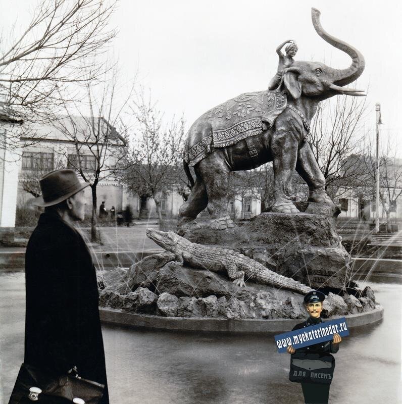 Фото из архива сайта "Мой Екатеринодар". 1957 год, М.В. Ружейников около своей скульптуры