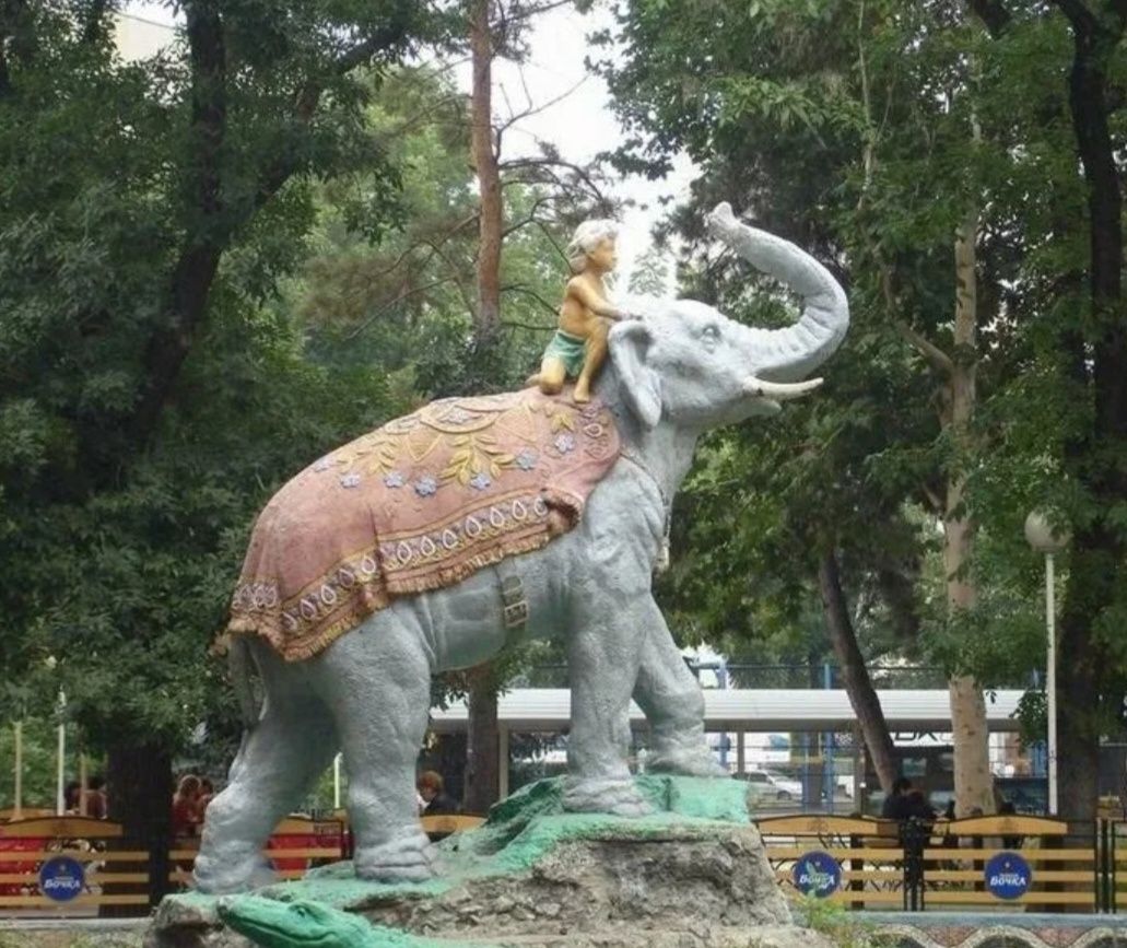 Скульптура "Мальчика-индуса на слоне" с опущенной рукой