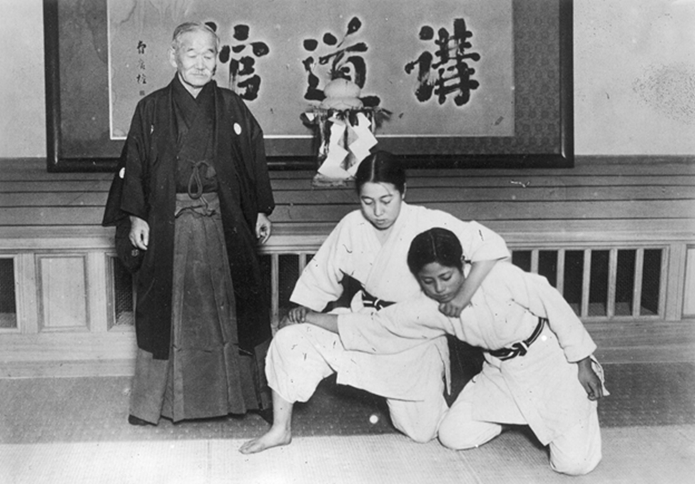 Дзигоро Кано с воспитанниками