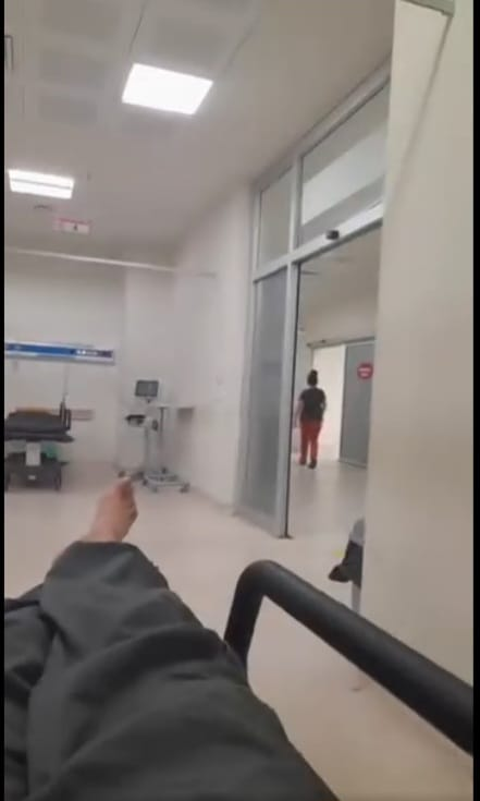 Там, в коридоре, идёт медсестра. Повседневные штаны и футболка. Как оличить, кто это?