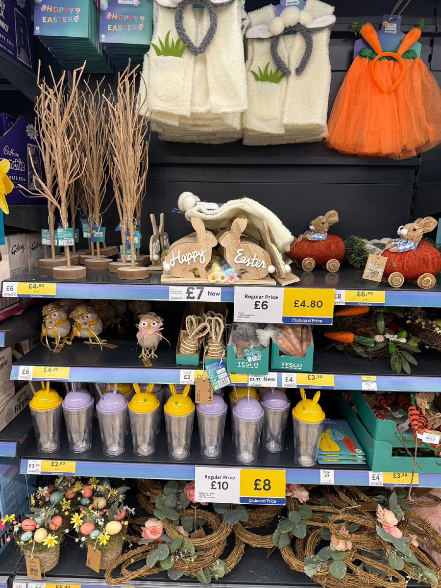 Много пасхальных сувениров с зайчиками/кроликами.  Фотография из личного архива. 