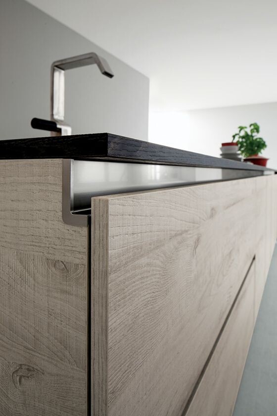 Профиль Gola вид сбоку. Бывает разного цвета - белый, чёрный, серый, шампань, золото. 