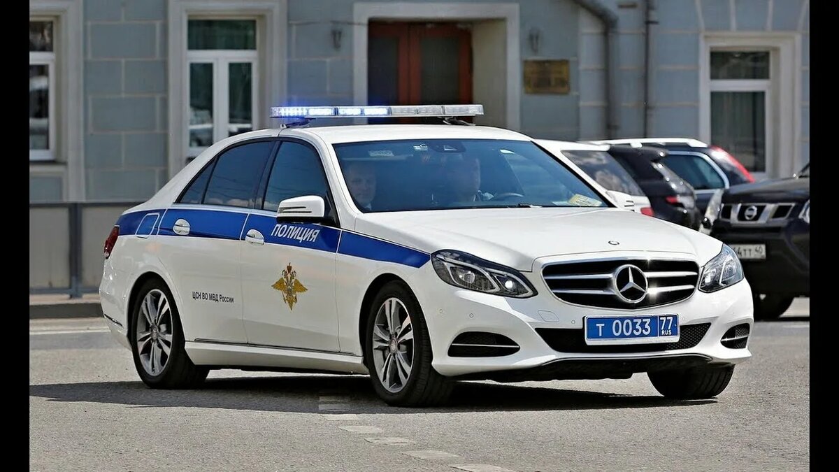 Mercedes-Benz E-Class
Mercedes-Benz E-Class — это не просто представительский седан, это еще и один из самых популярных автомобилей для правоохранительных органов в России. Обладая элегантным дизайном, высокой надежностью и современными технологиями, E-Class используется как для патрулирования, так и для различных специальных мероприятий. Комфортный и плавный ход, а также мощные двигатели делают его отличным выбором для полиции.