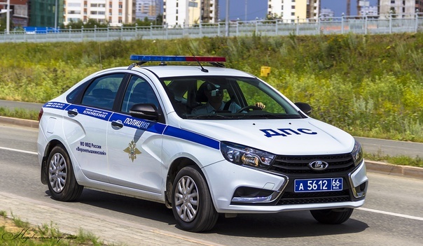 Лада Веста
Лада Веста, как один из современных автомобилей российского производства, также используется полицией. Автомобиль обеспечивает хорошие эксплуатационные характеристики, является довольно экономичным и доступным по цене. Несмотря на то, что это бюджетный вариант, Лада Веста достаточно технологична и обладает большим внутренним пространством, что делает её популярной среди правоохранительных органов в различных регионах страны.