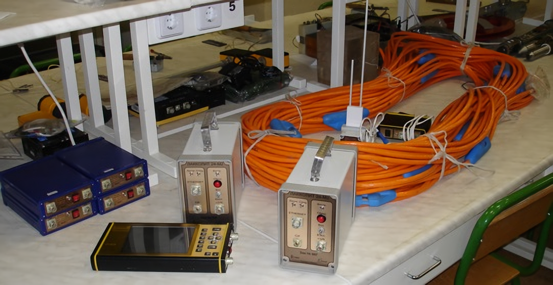 Два Лакколита-24-М2 на фоне сейсмокосы и радиоотметки момента, чуть левее на переднем плане - блок управления, а слева от Лакколлитов - аккумуляторные батареи