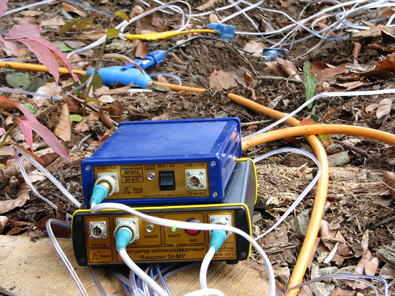 Лакколит-24-М3 в работе, сверху лежит источник питания на основе аккумуляторной батареи