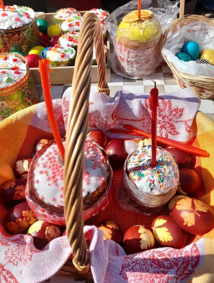 Моя корзинка - яйца крашу сама, куличи из магазина)