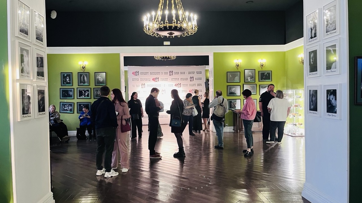 В фойе театра перед началом спектакля