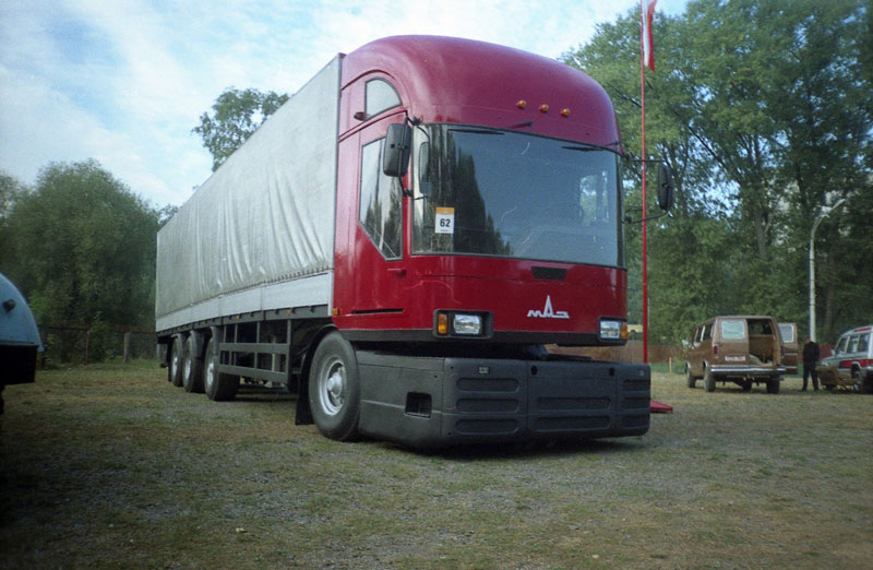 Машину, как тогда водилось в СССР, потащили в Париж на международный автосалон. В принципе, разговоров о «Перестройке» (так назвали модель) было много. Причем европейские эксперты удивились многим инновационным решениям белорусских конструкторов. Особенно, понравилась схема управления машиной. В конструкции не было ШРУСов. Фактически, кабина с абсолютно плоским полом.