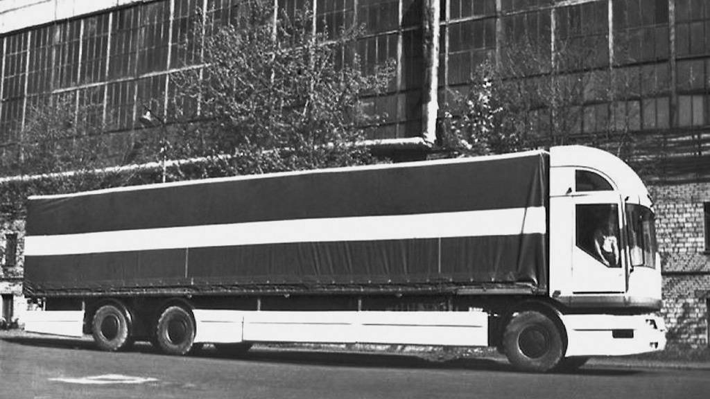 Конечно, это был всего лишь концепт. Но, в целом, схема была предельно интересной. Даже визуально можно отметить, что кабина и «головка» автопоезда получились довольно оригинальными. Многие идеи, которые были реализованы в металле, лишь пару лет спустя появились у Даймлера, Ивеко и МАНа, да и то, только в патентах. Было ли копирование или заимствование – сейчас никто уже однозначно сказать не сможет. В бытность СССР никто защитой авторских прав не занимался. Но то, что иностранные компании использовали аналогичные идеи, говорит об очень сильной профессиональной подготовке конструкторов Минского автозавода.

Длина автопоезда - 14,9 м, полный вес - 33 т, скорость 120 км/ч. То есть прототип мог перевозить до 20 т. груза. Но вот тут-то начинается самое интересное. Сам смысл всей затеи с передним цельноповоротным мостом на опорной пяте был задуман совершенно с другой целью. И уж точно не для того чтобы удивлять иностранцев на автомобильных шоу.

Главная идея была в том, что такая компоновка позволяла беспрепятственно наращивать количество полуприцепов. Управляемость автопоезда нисколько не ухудшалась. Естественно, были ограничения по общей длине, но они были связаны только с характеристиками транспортной инфраструктуры.