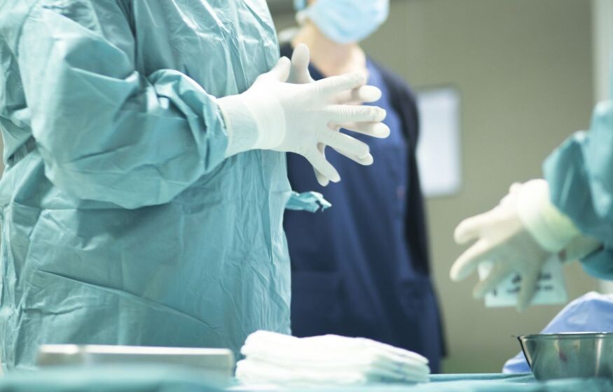    Другие люди смогут выполнять работу врачей. Депутат назвал причину таких мер и ее решение