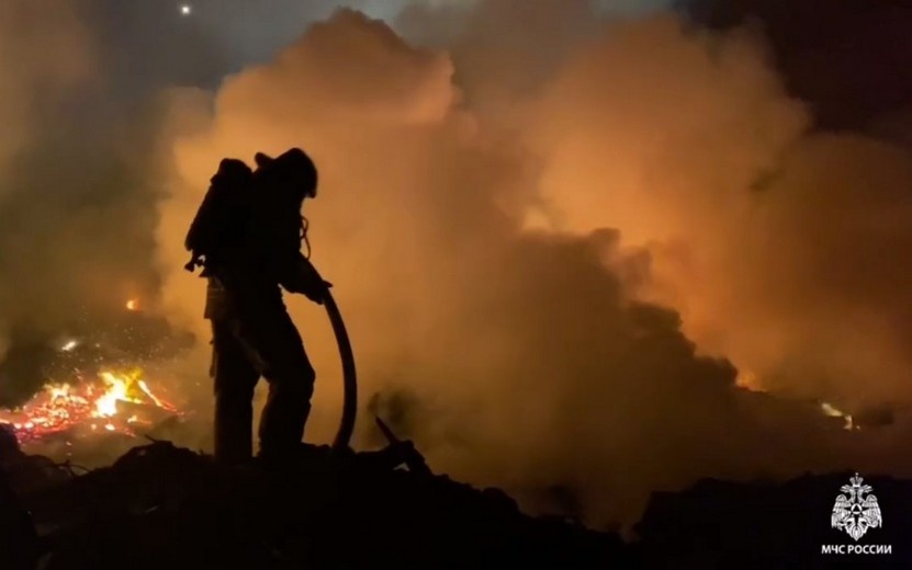    Четыре часа тушили несанкционированную свалку в Ижевске