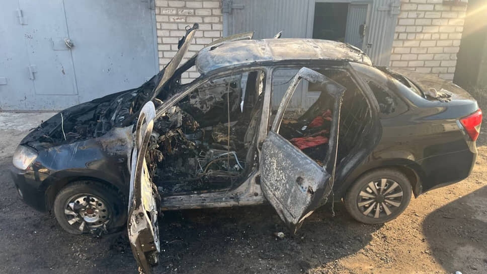 В Новочебоксарске сгорел автомобиль в гаражном кооперативе.📷Фото: МЧС по Чувашской Республике