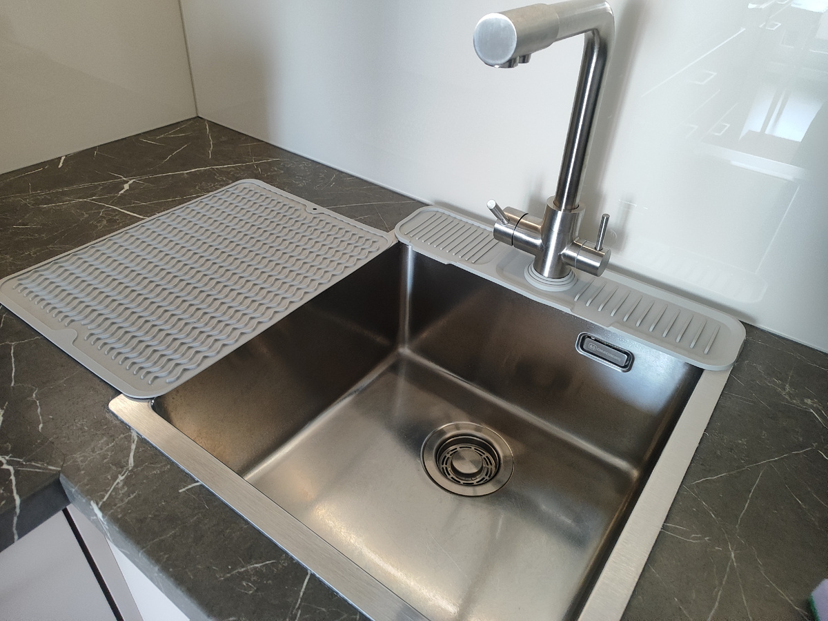 Силиконовые коврики для смесителя и сушки посуды. Фото автора.