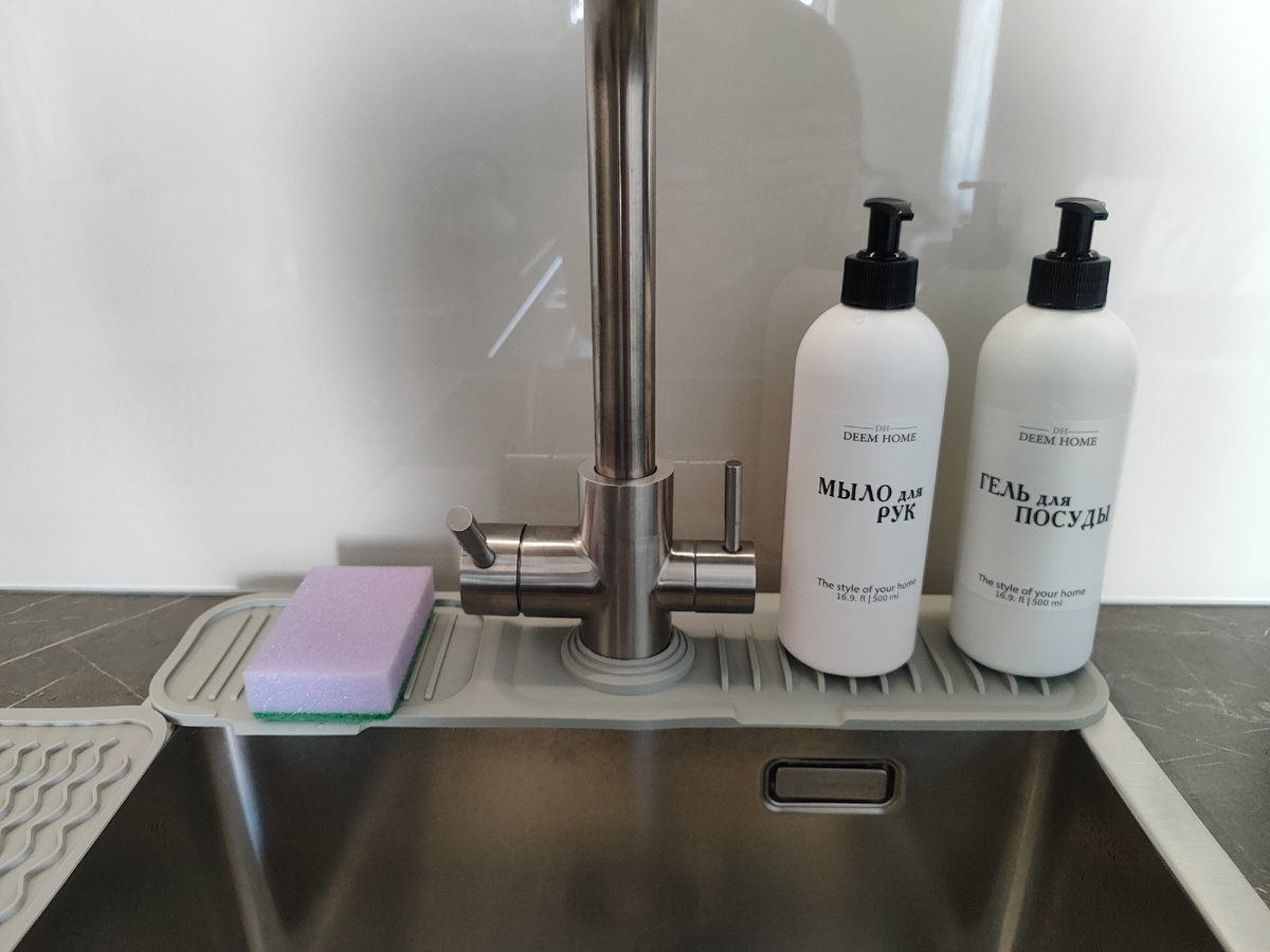 Силиконовые коврики для смесителя и сушки посуды. Фото автора.