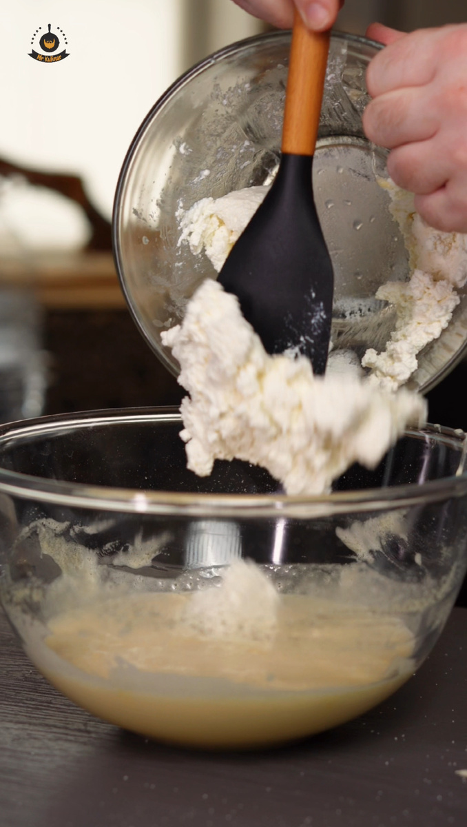 Творог пробиваем блендером.
В яйца добавляем соль, сахар и взбиваем до пышности, затем добавляем творог, растопленное сливочное масло и перемешиваем, далее добавляем муку, разрыхлитель, какао и опять хорошо перемешиваем.