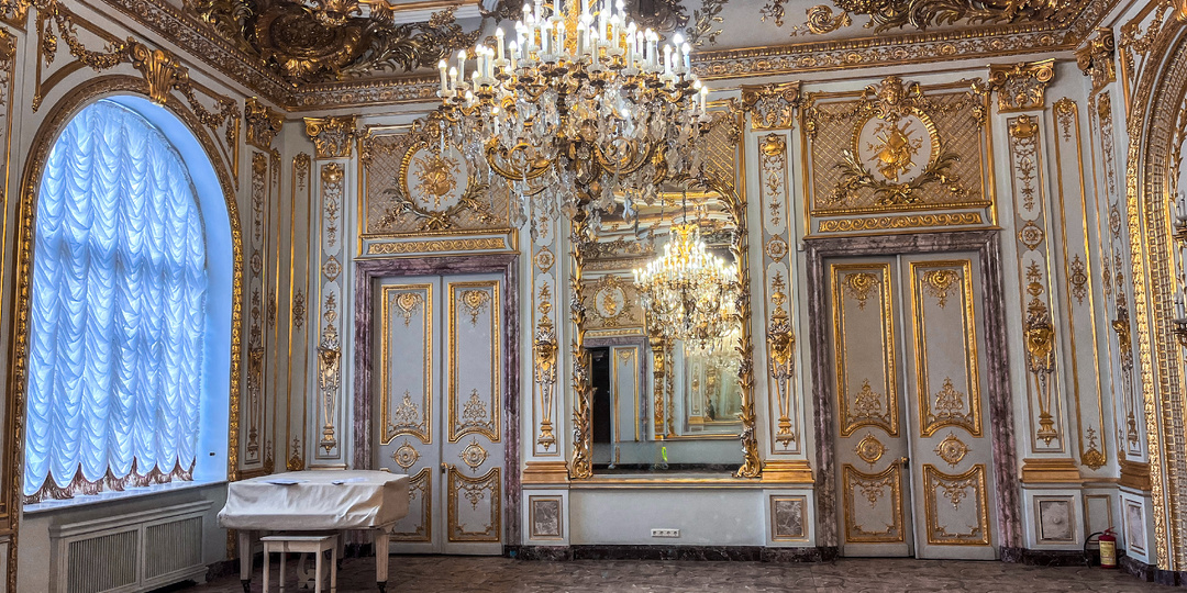 Скромный фасад, а внутри — дворцовые интерьеры: особняк в Петербурге, в который стоит заглянуть