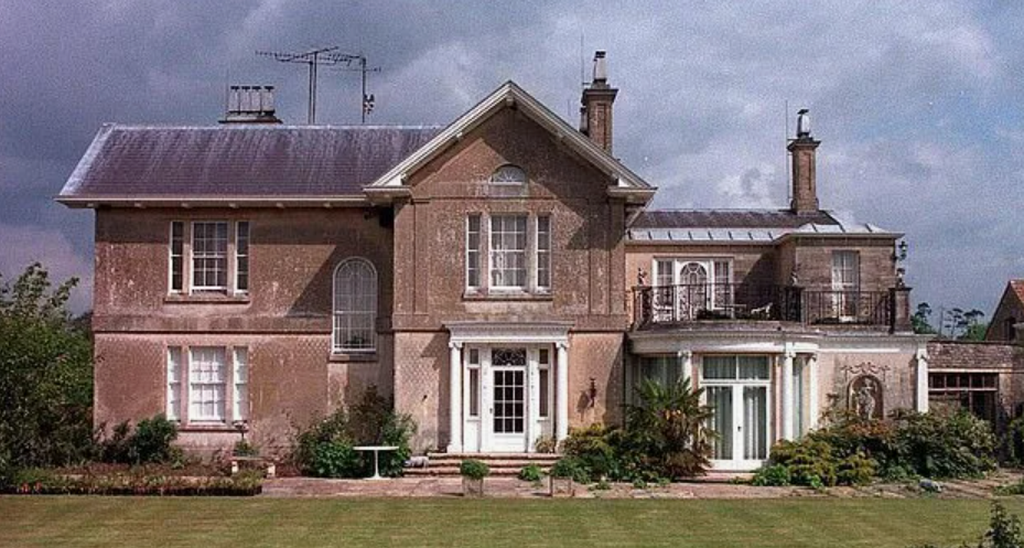 Тайна Рэй Милл Хаус. Что нашёл принц Луи в поместье королевы Камиллы?