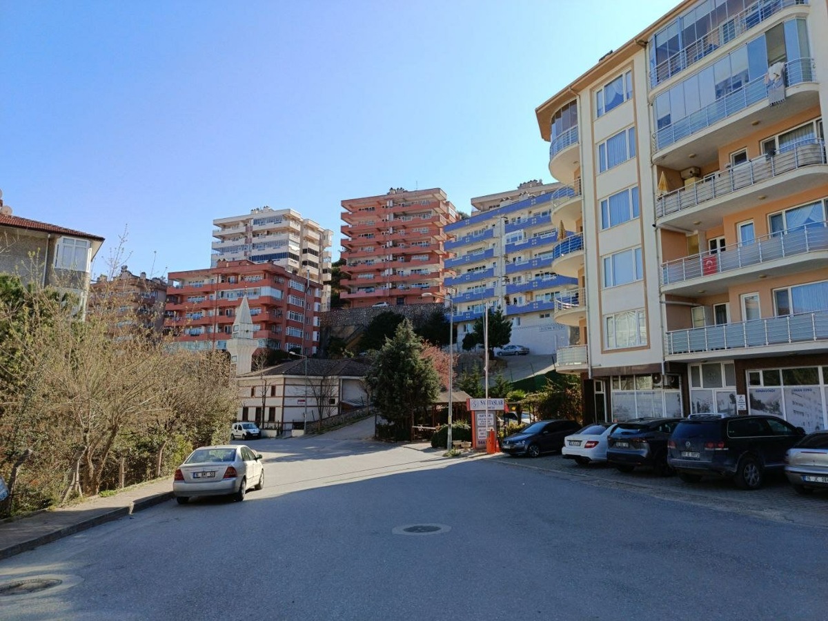 Стандартный недорогой район в Турции (с балконов панорамный вид на море) и уровень качества дорог в обычном фабричном (!)городе без туристов с населением 80 тысяч человек