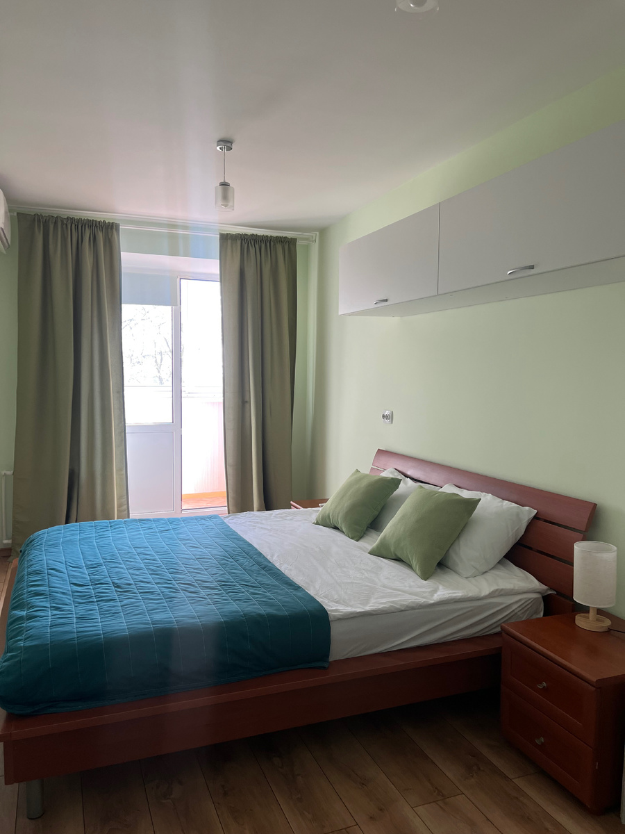 Та самая спальня, за окном которой вороны свили свои гнезда 😀