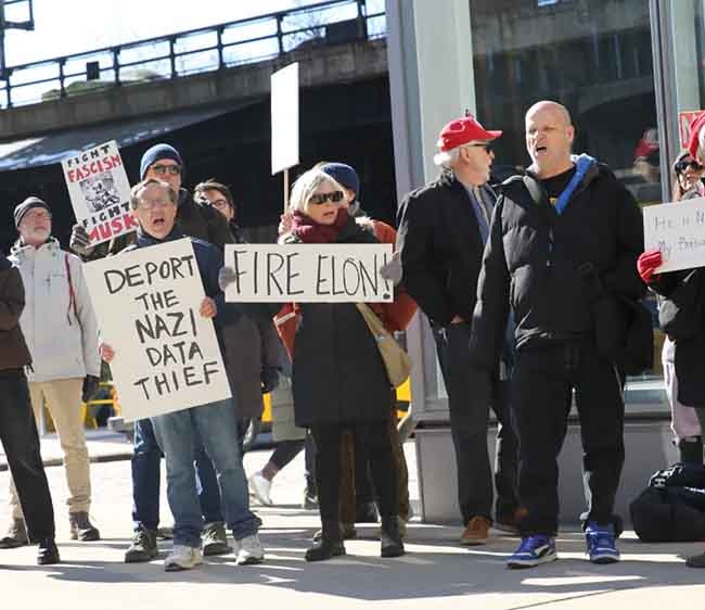 Обвинения Маска в фашизме легко уживаются с призывами выслать его из США как мигранта TheVerge.com